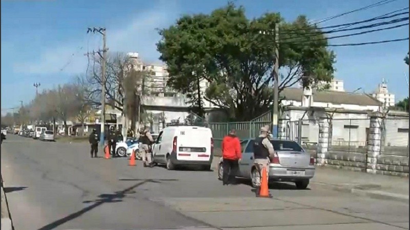 Una imagen del operativo de fuerzas de seguridad federales en Tablada, este lunes al mediodía.