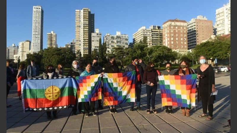 Banderas en el Monumento durante la Semana de los Pueblos Originarios.