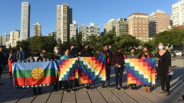 Banderas en el Monumento durante la Semana de los Pueblos Originarios.