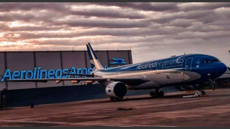 Aerolíneas Argentinas sale a competir con las low cost con tarifas económicas en vuelos nocturnos.