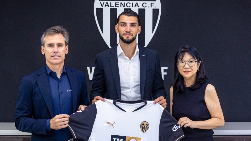 Rafa Mir llegó en julio a Valencia y ya es protagonista de un escándalo.