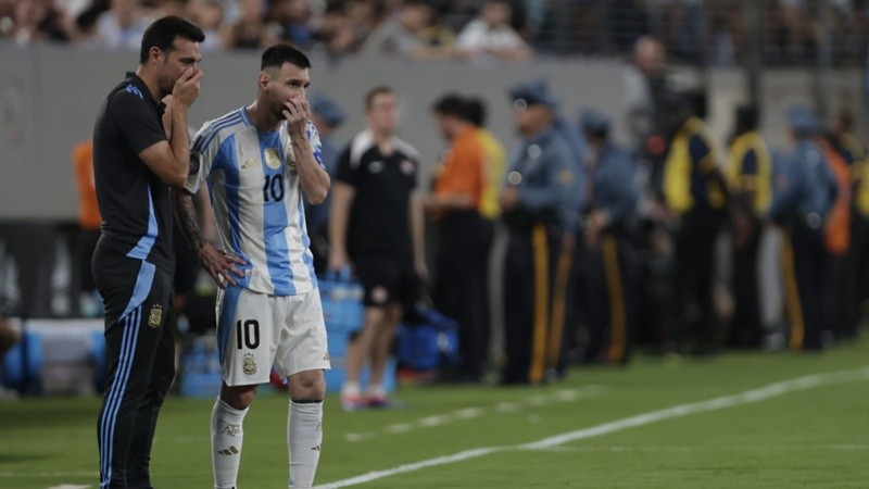 Una imagen de la Copa América que no se repetirá en esta doble fecha de Eliminatorias: Scaloni con Messi, ausente por lesión.