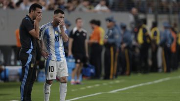 Scaloni y Messi hablan durante el partido de Argentina contra Canadá, el martes en Nueva Jersey.