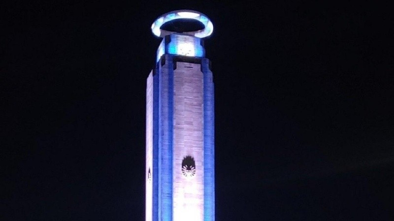 El Monumento, con los colores de Argentina y una aureola en la parte más alta de la torre.