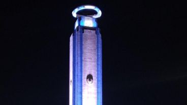 El Monumento, con los colores de Argentina y una aureola en la parte más alta de la torre.