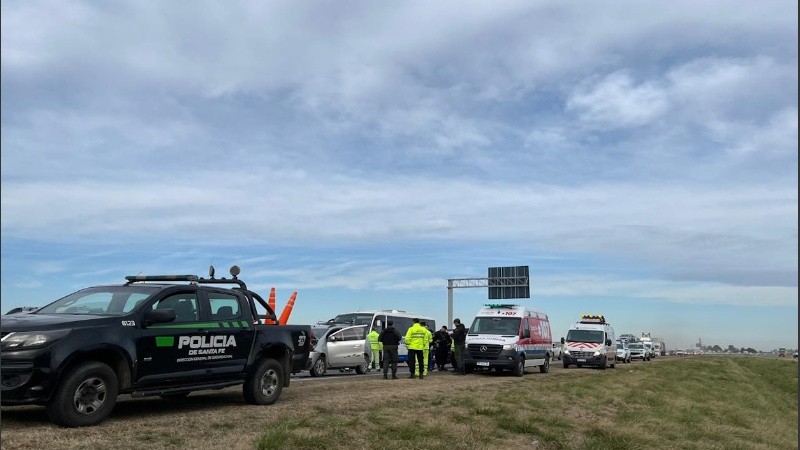 Dos camionetas chocaron este miércoles a la mañana en la autopista Rosario-Córdoba y se estima que el siniestro se produjo por la acción de un tercer coche que huyó del lugar.