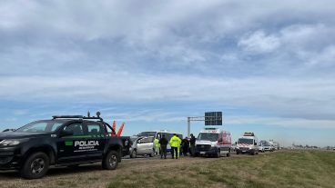 Dos camionetas chocaron este miércoles a la mañana en la autopista Rosario-Córdoba y se estima que el siniestro se produjo por la acción de un tercer coche que huyó del lugar.