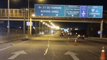 La moto Wave roja en la que viajaba un hombre que falleció esta madrugada.