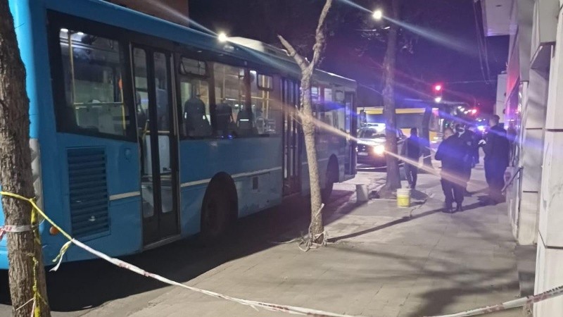 Cuatro disparos dieron contra el lateral derecho de la unidad.