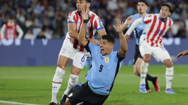 Suárez y una de sus intentos ante los de Gustavo Alfaro.