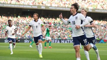 Grealish celebra su gol, el segundo del seleccionado inglés en Dublin.