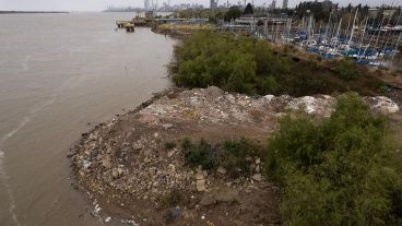 Mugre, basura, desidia y riesgo de derrumbe en el espigón público sobre Alberdi