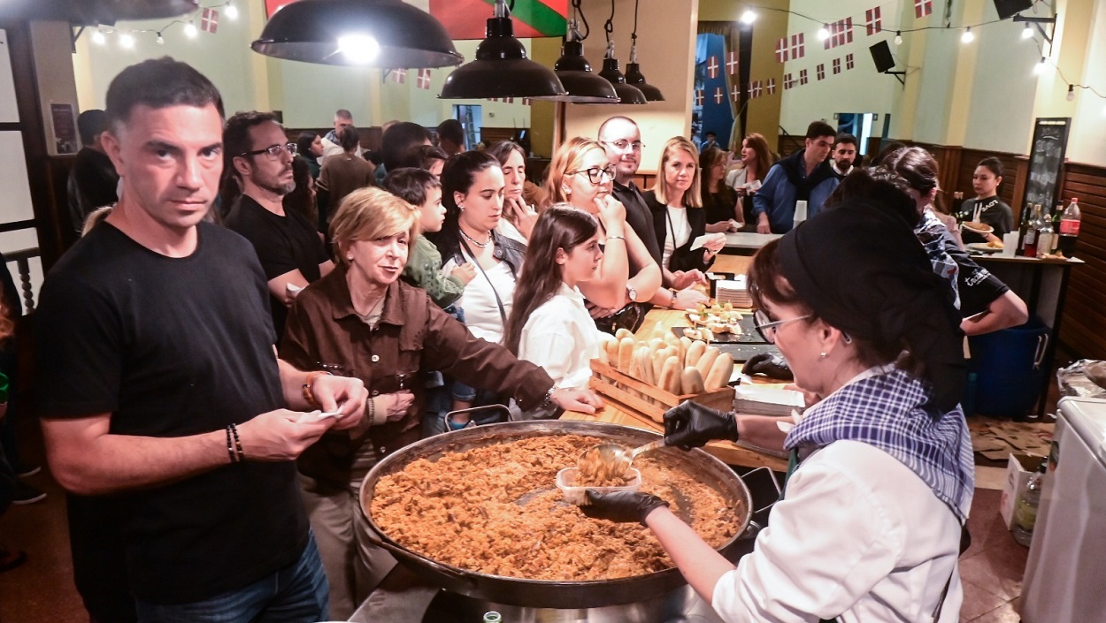 Uno de los predilectos del público rosarino fue la paella típica del Centro Vasco Zazpirak-Bat