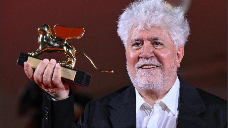 Pedro Almodóvar hizo historia como el primer cineasta español en conquistar el máximo galardón de Venecia desde que Luis Buñuel lo ganara con 