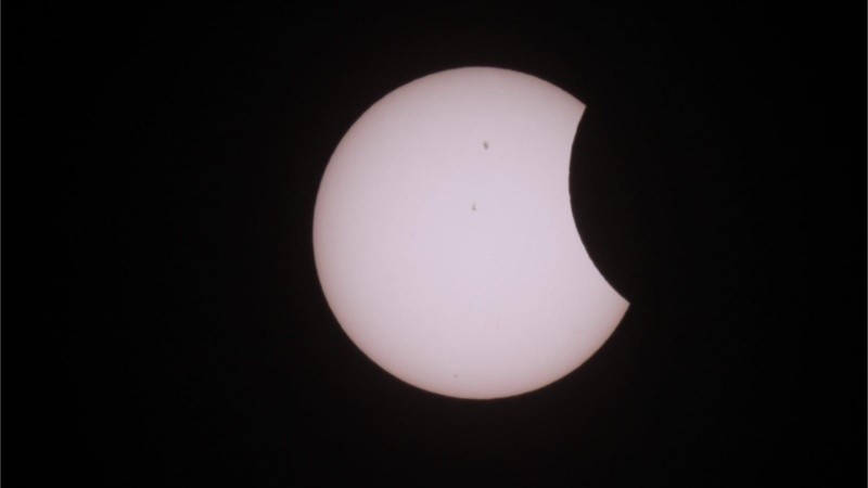 Mientras dure el fenómeno, la Luna puede tomar una tonalidad rojiza.