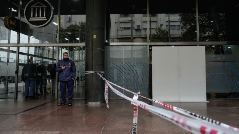 Así quedó la parte del edificio donde colisionó el Corsa que manejaba Antonio P.