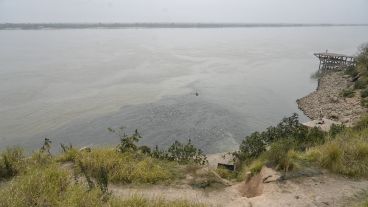 La gran mancha que se ve desde la costanera y el cardumen de peces.