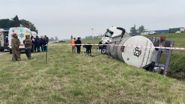 El camión cisterna, manejado por el hombre que murió, cruzó de carril y terminó volcado sobre la banquina de la autopista.