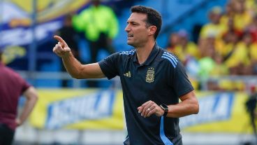 Scaloni se mostró satisfecho porque el equipo "compitió" y sigue puntero.