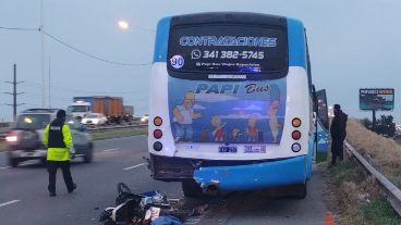 La moto y el colectivo que protagonizaron el siniestro fatal.