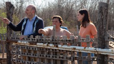 Sofía Botto y el concejal Leonardo Caruana, de recorrida en el merendero "Por un niño feliz"