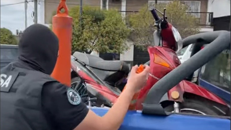 El policía cargó la moto en la camioneta oficial.