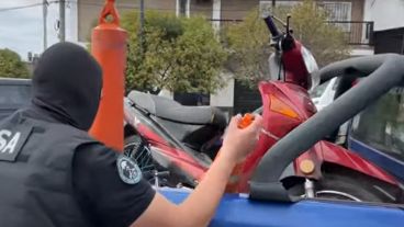 El policía cargó la moto en la camioneta oficial.