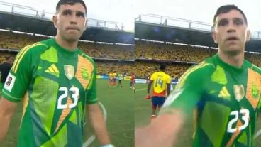 Emiliano "Dibu" Martínez golpeó una cámara luego de la derrota de la Selección argentina frente a Colombia.