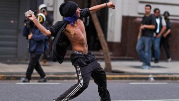 Incidentes entre la Policía y manifestantes en las afueras del Congreso.