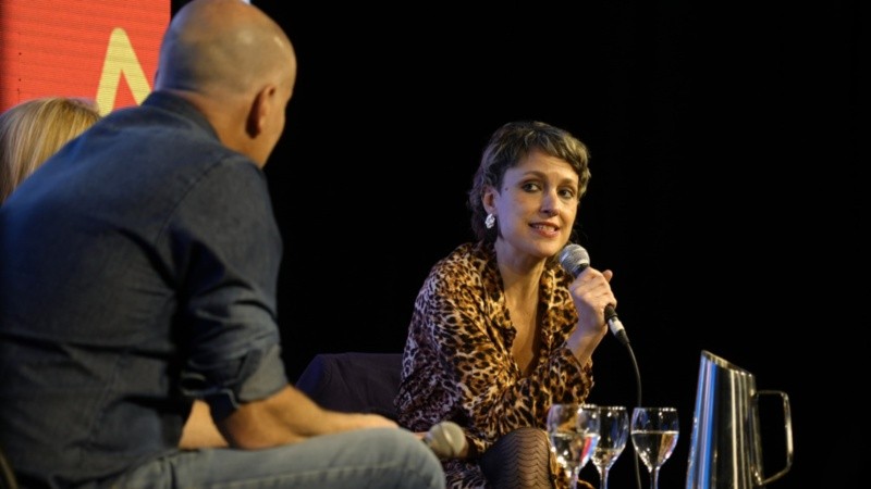 La presentación del libro sobre Leda en la feria rosarina.