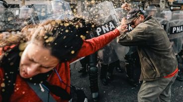 Incidentes entre la Policía y manifestantes en las afueras del Congreso.