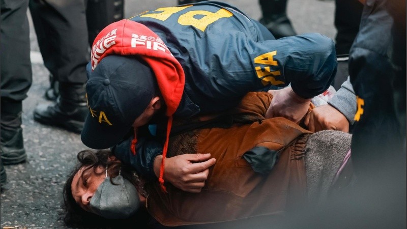 Incidentes entre la Policía y manifestantes en las afueras del Congreso.