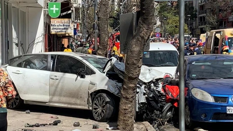 El auto terminó incrustado contra un árbol y una moto, frente a una farmacia.