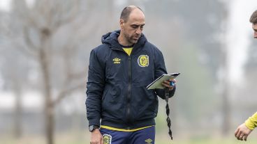 Matías Lequi analiza variantes ante un plantel mermado por lesiones.