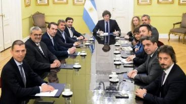 A la derecha de Milei, los diputados nacionales radicales Martín Arjol, Luis Picat, José Federico Tournier, Mariano Campero y Pablo Cervi.