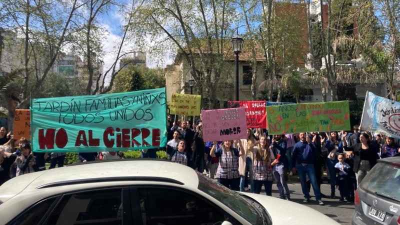 Padres y docentes manifestándose frente al Colegio de Abogados.