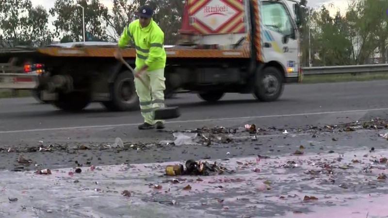 Un camión que llevaba cerveza perdió su carga y la policía debió intervenir para impedir un robo.