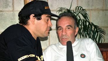 Maradona junto a Cahe en el año 2000, cuando Diego estuvo en Cuba.