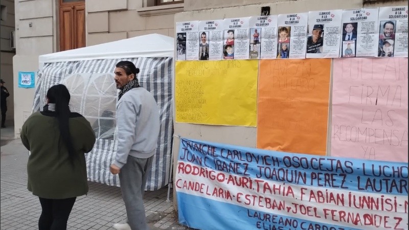 Los manifestantes se instalaron anoche en una carpra frente a Gobernación.