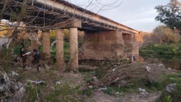 El puente desde el que cayó la víctima.