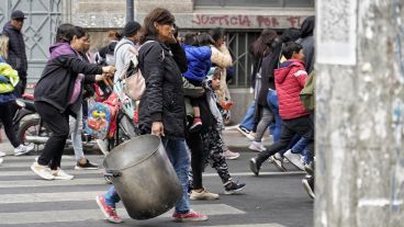 Imágenes de la marcha de "ollas vacías", este martes en el centro de Rosario