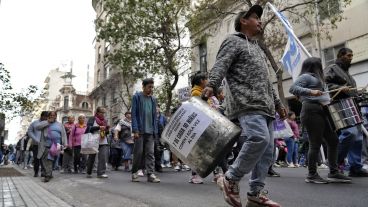 Imágenes de la marcha de "ollas vacías", este martes en el centro de Rosario