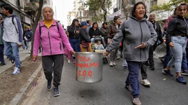 Imágenes de la marcha de "ollas vacías", este martes en el centro de Rosario