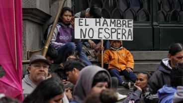 Imágenes de la marcha de "ollas vacías", este martes en el centro de Rosario