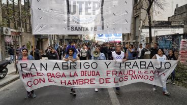 Imágenes de la marcha de "ollas vacías", este martes en el centro de Rosario