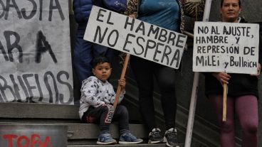 Imágenes de la marcha de "ollas vacías", este martes en el centro de Rosario