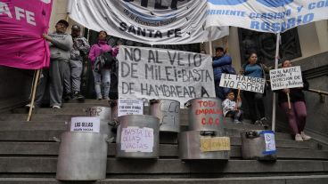 Imágenes de la marcha de "ollas vacías", este martes en el centro de Rosario