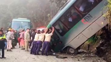 El hecho ocurrió este lunes por la mañana en el sur de Perú cuando el colectivo turístico de la empresa Consettur que volvía de las ruinas, perdió el control, salió de la vía y cayó por una pendiente, dejando al menos 20 heridos.