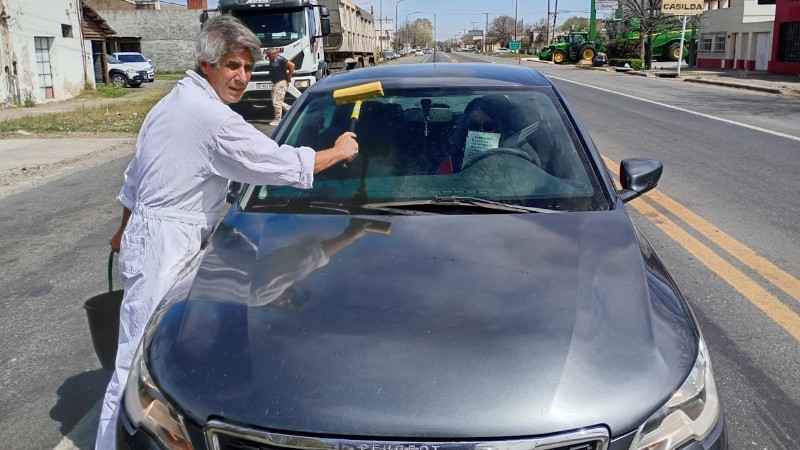 El propio decano de la Facultad, Mariano Garate, estuvo limpiando vidrios.