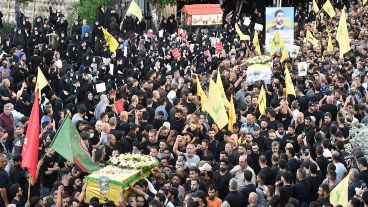 Los dolientes llevan los ataúdes de las personas que murieron un día antes en explosiones de buscapersonas, durante la procesión fúnebre en el suburbio sur de Beirut, Líbano, el 18 de septiembre de 2024.